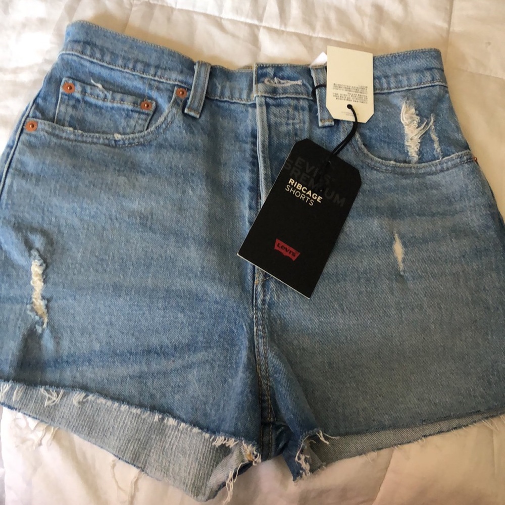 Levi’s Ribcage Shorts Distressed - Picture 6 of 8